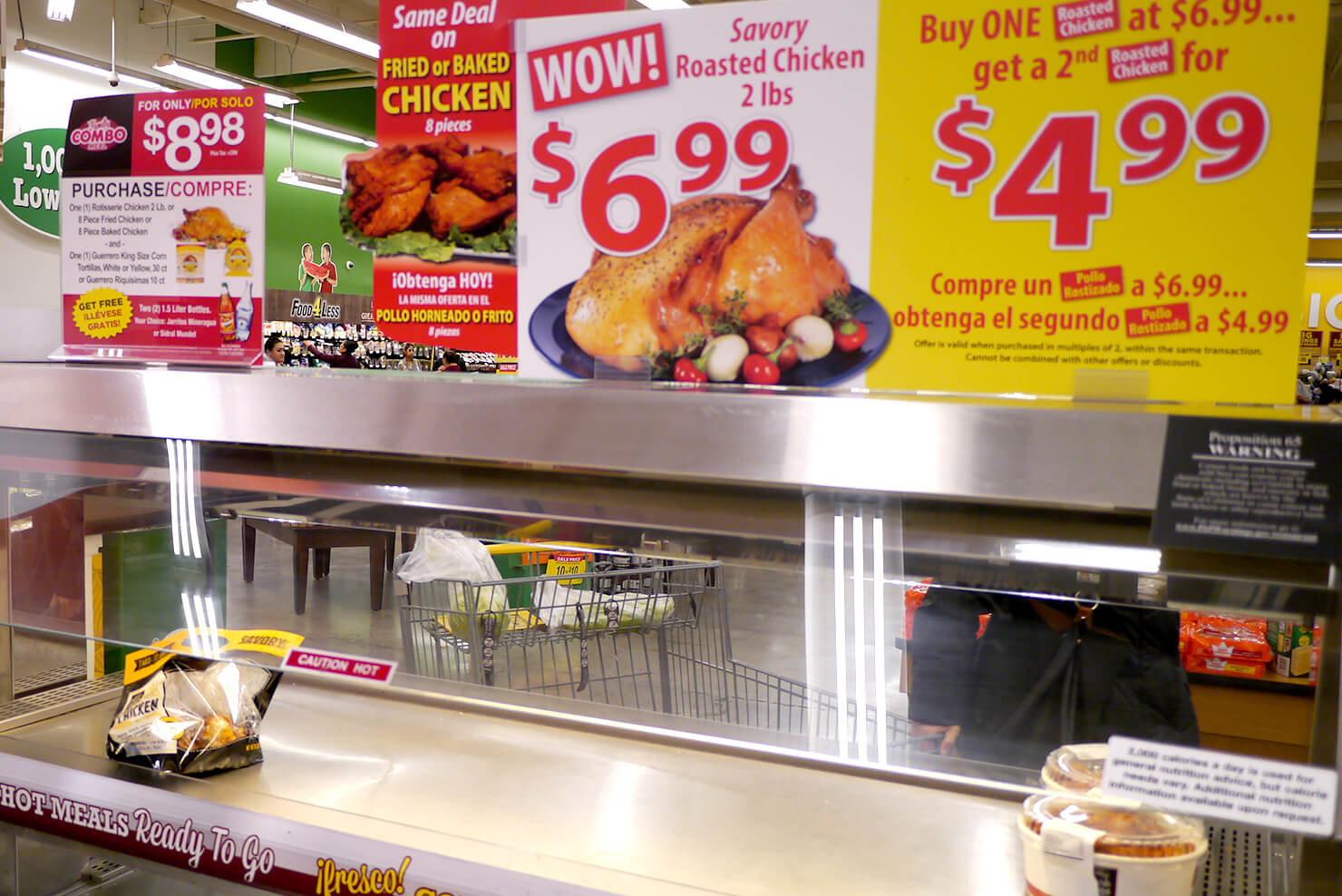 アメリカのスーパーのチキン一羽の販売風景