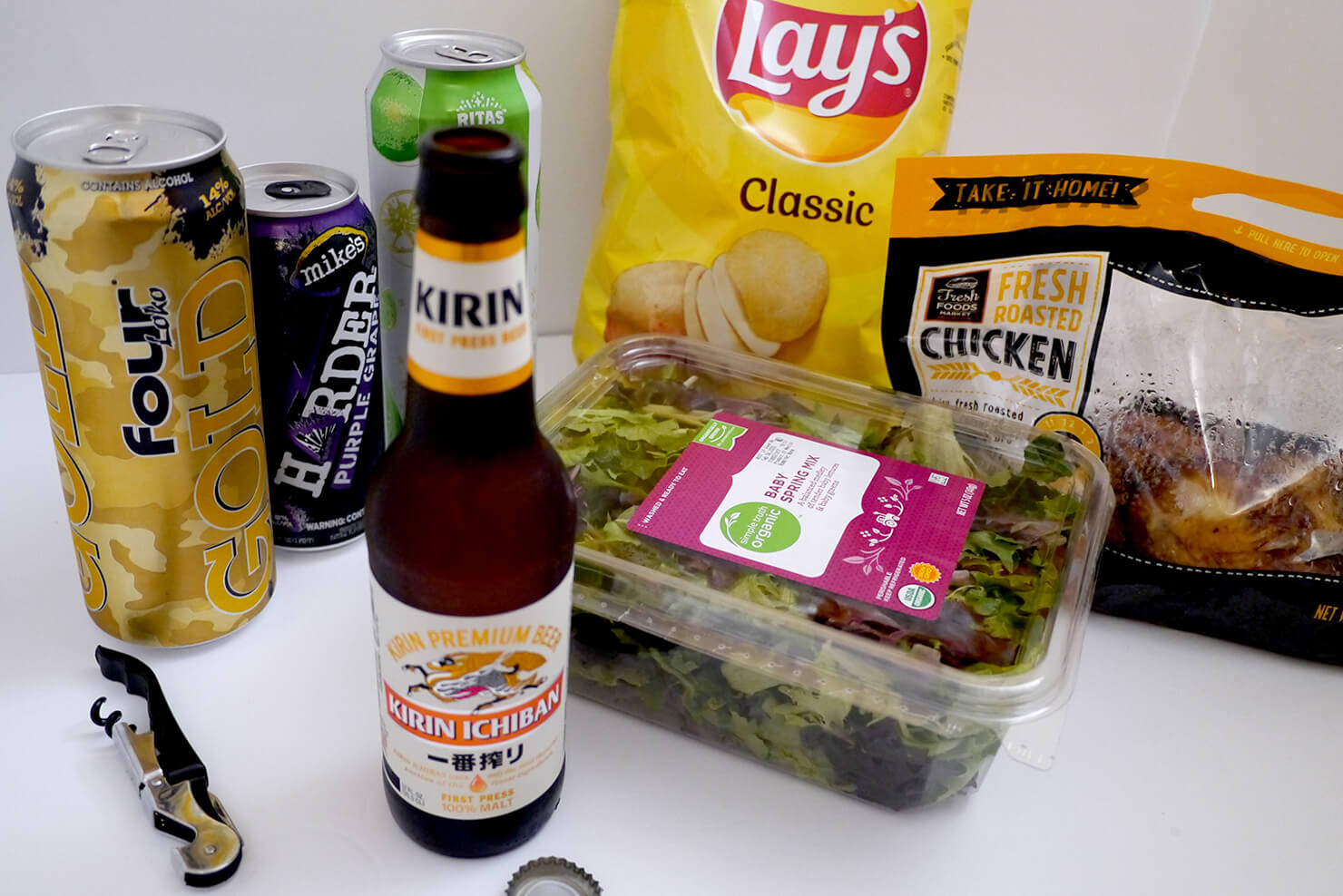 酒、チキン、ポテトチップス、ビール、サラダの撮影風景