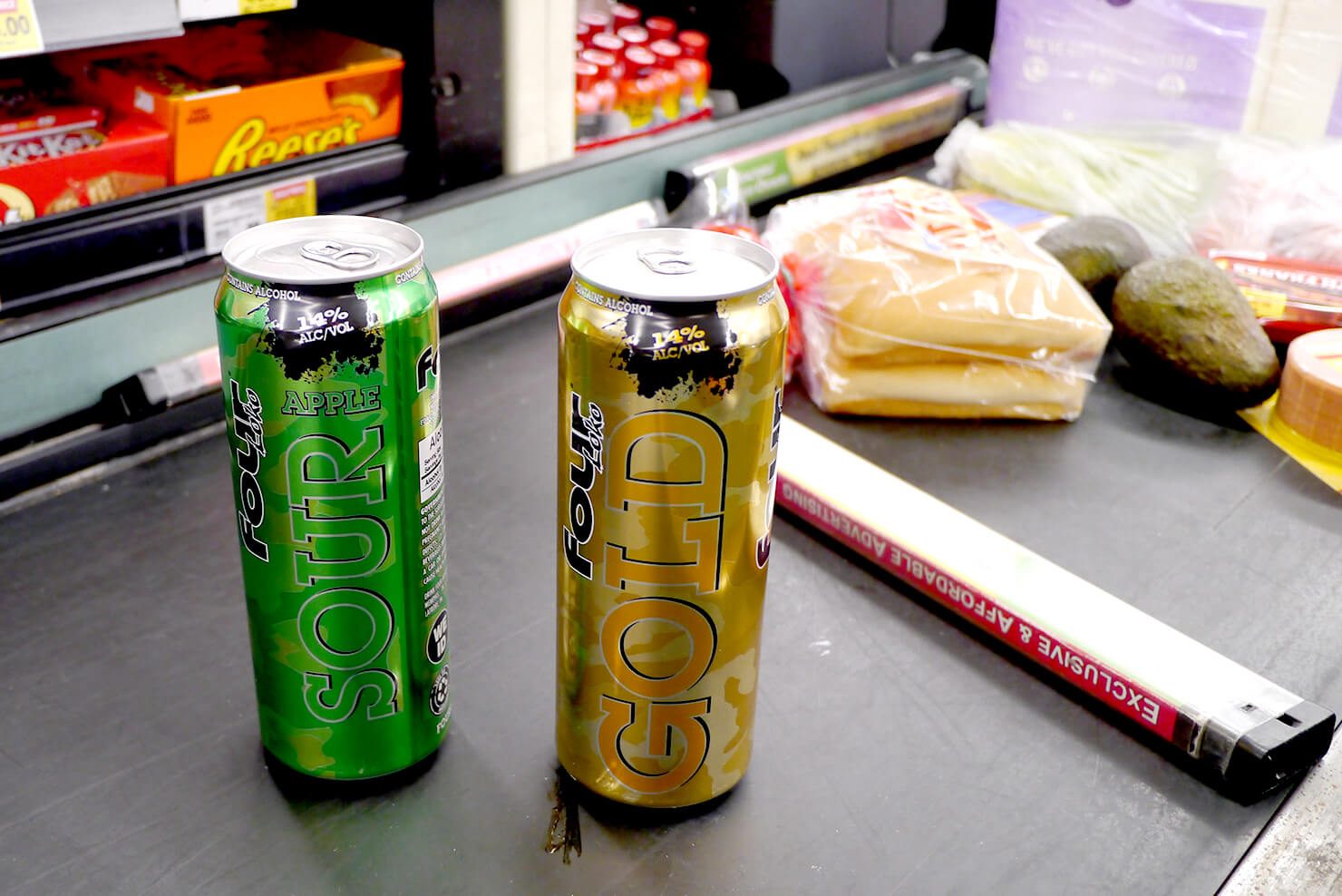 アメリカ版ストロングゼロ「Four Loko」フォーロコを購入するスーパーのレジの様子