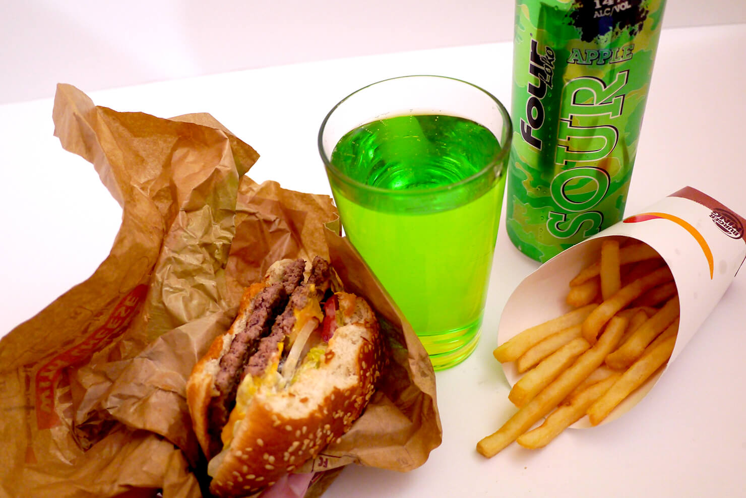 アメリカ版ストロングゼロ「Four Loko」フォーロコと、ハンバーガー、フライドポテトを飲み食いしている様子