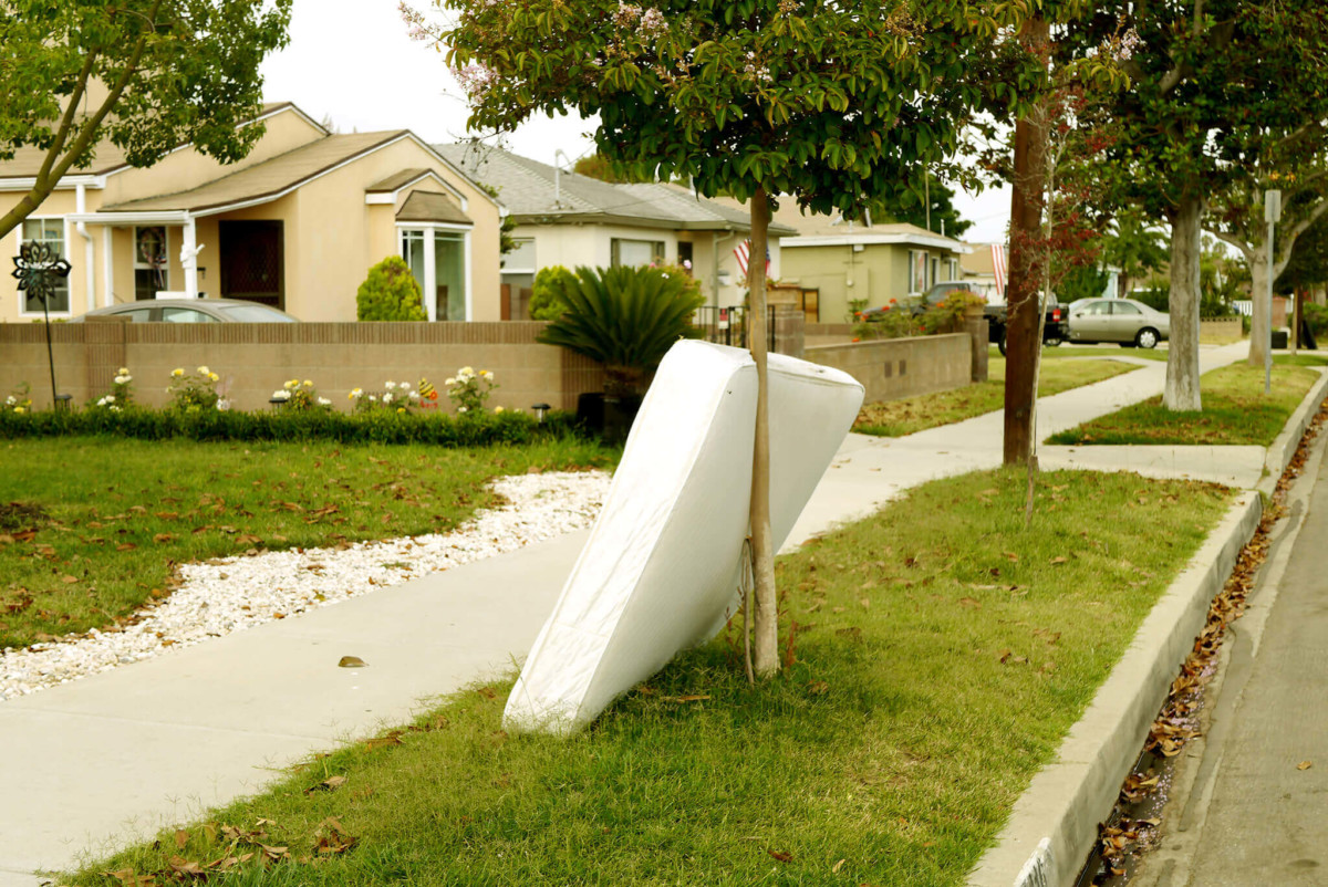 mattress lean on the tree in the US mattress lean on the tree in the US