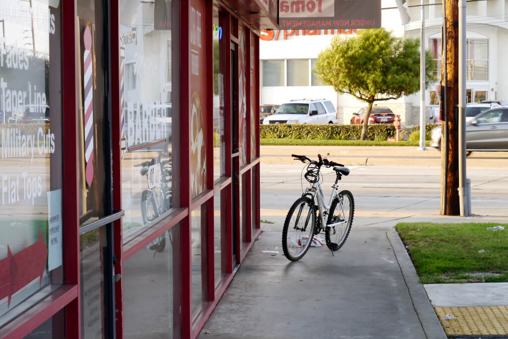 Bike front of the pizza shop in California LA
