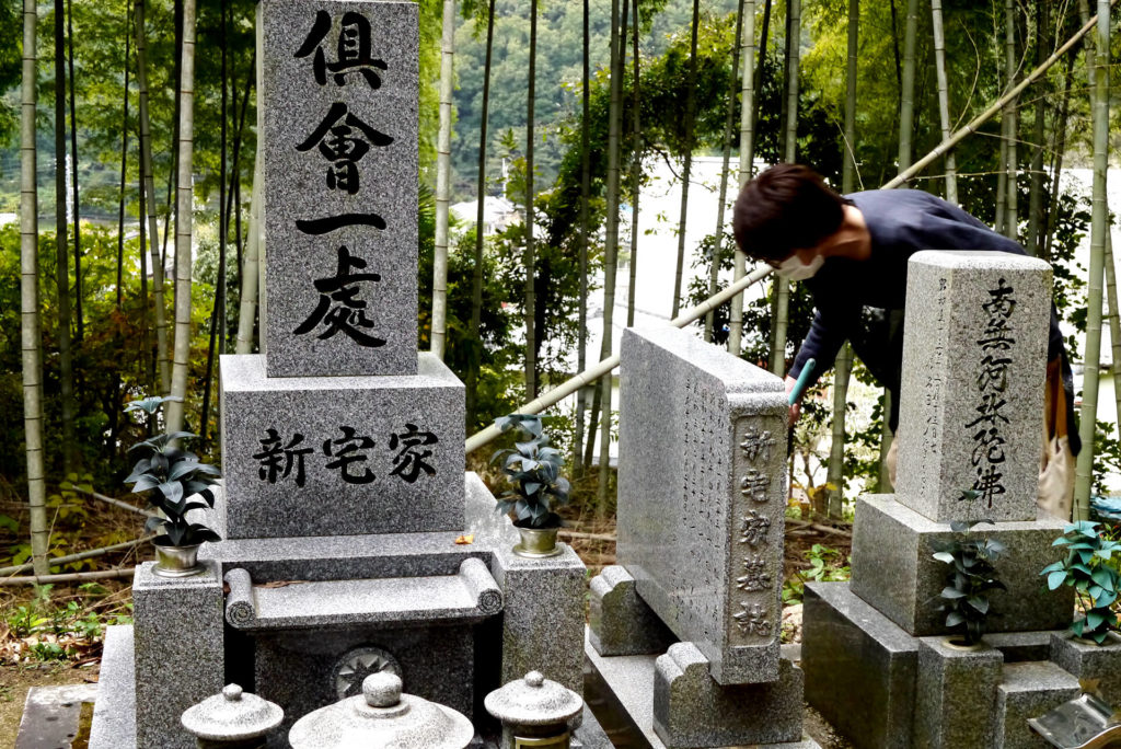 Shintaku family's grave in bamboo forest