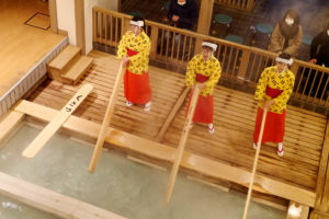 Yumomi girls at Kusatsu hot spring