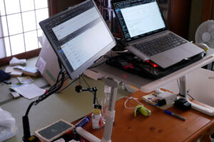 Mac and dual display on the hight desk at Japanese tatami mat floor