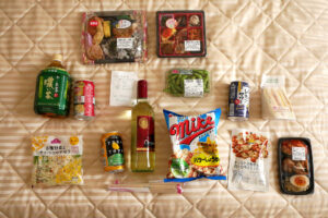 Japanese side dishes, bento boxes, medicines, etc. lined up on the hotel bed