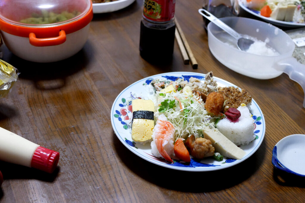 Bento on the plate, bottle of mayonnaise, etc. on the table