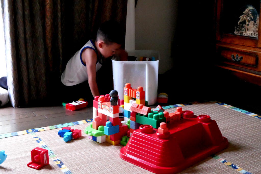 Playing a Japanese boy with toy block on the living room