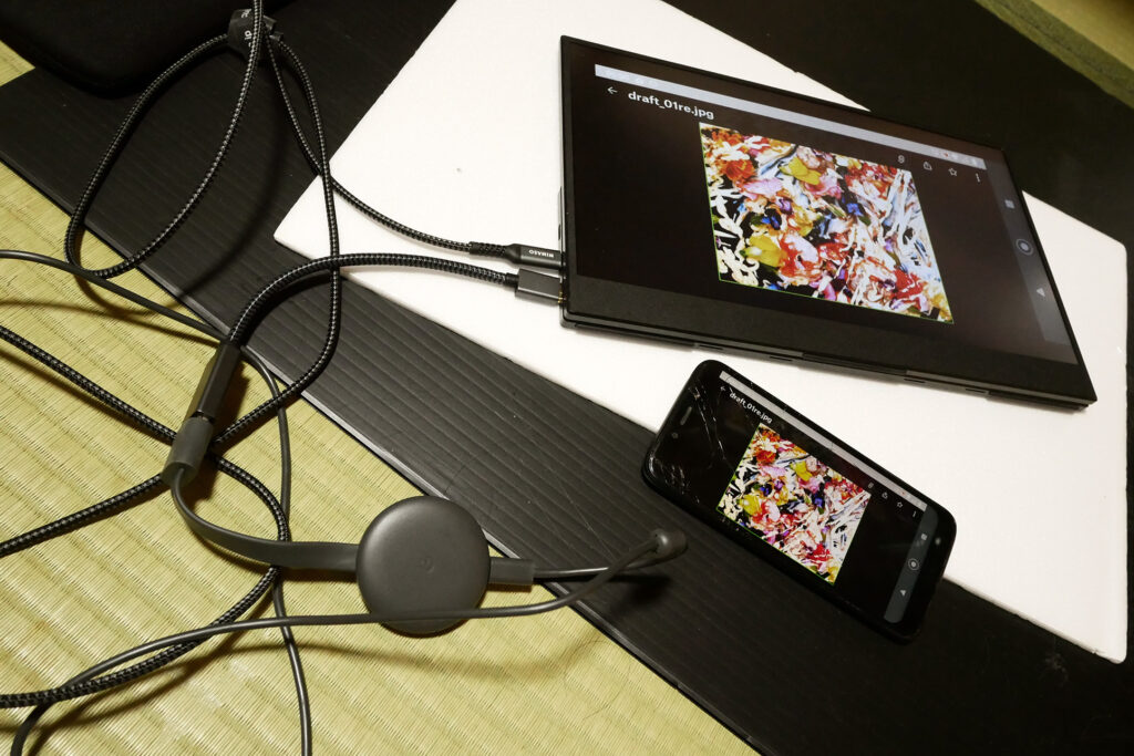Display images on the extra monitor and mobile phone via chrome cast on the tatami mat floor