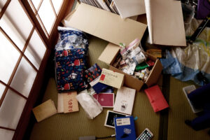 books, laptop case, wallet etc. on the tatami mat floor. It looks messy.