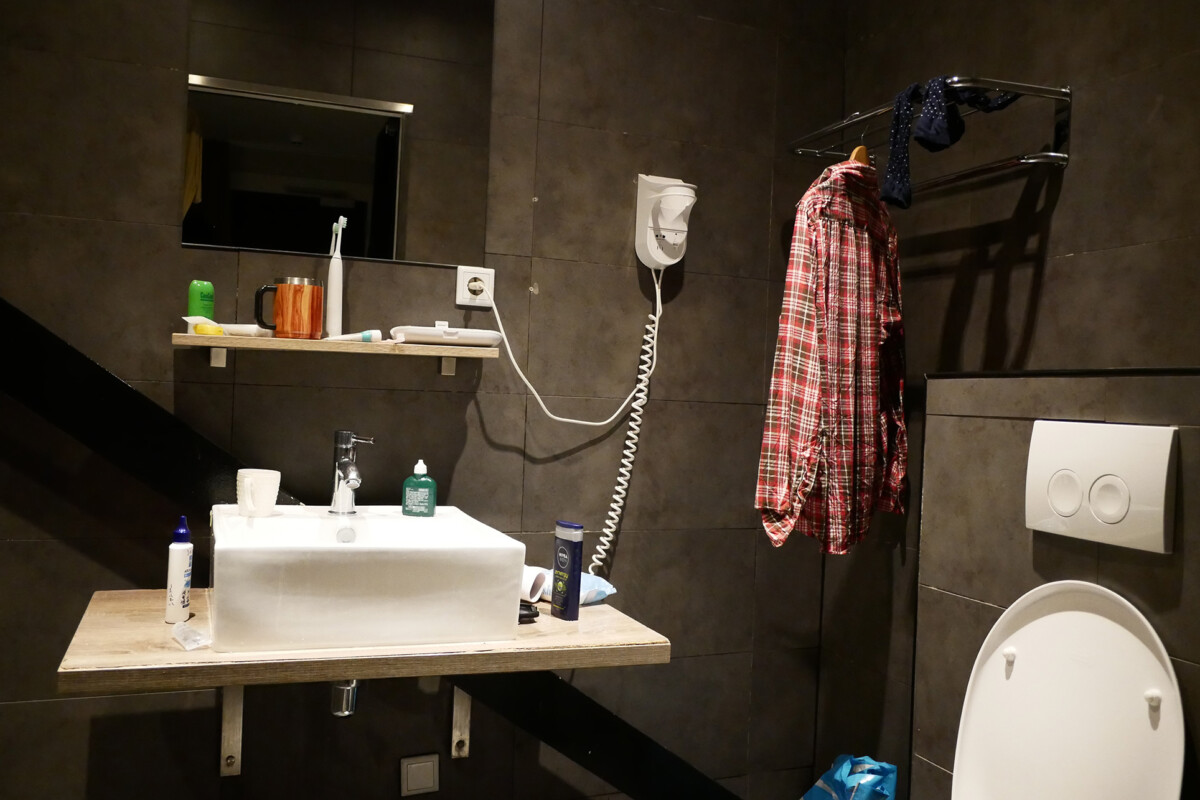 Hotel's bath room Hanging a shirt in the Camp Inn hotel's bath room in the Netherlands