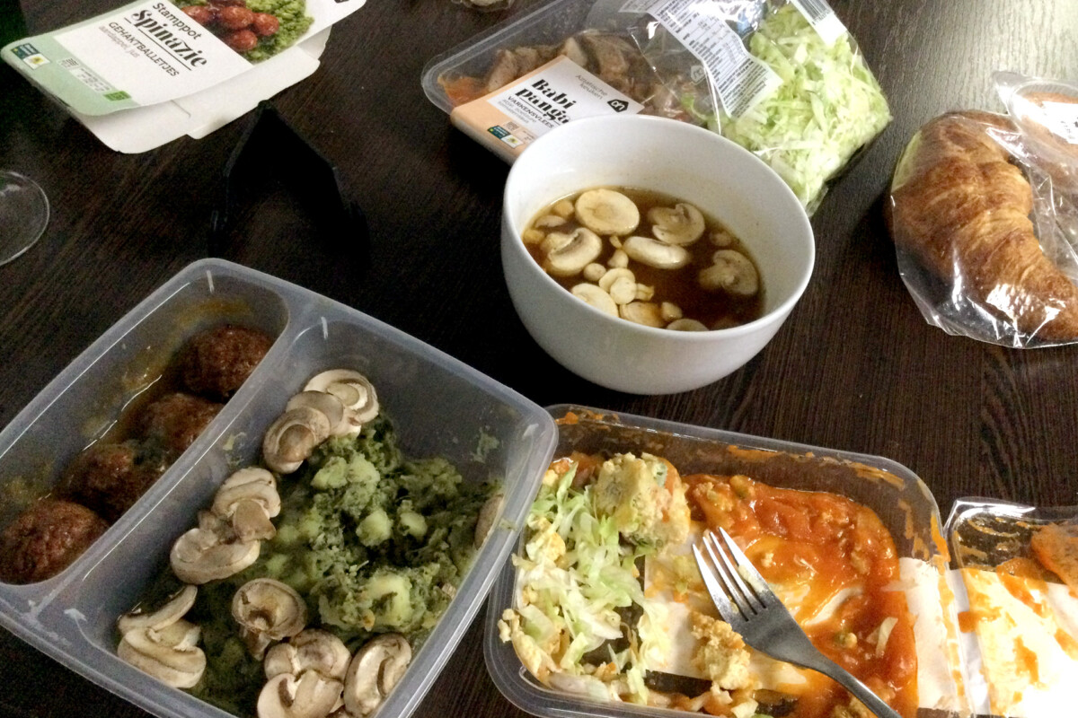 TV dinner Dutch TV dinner, a lot of mushrooms on the table
