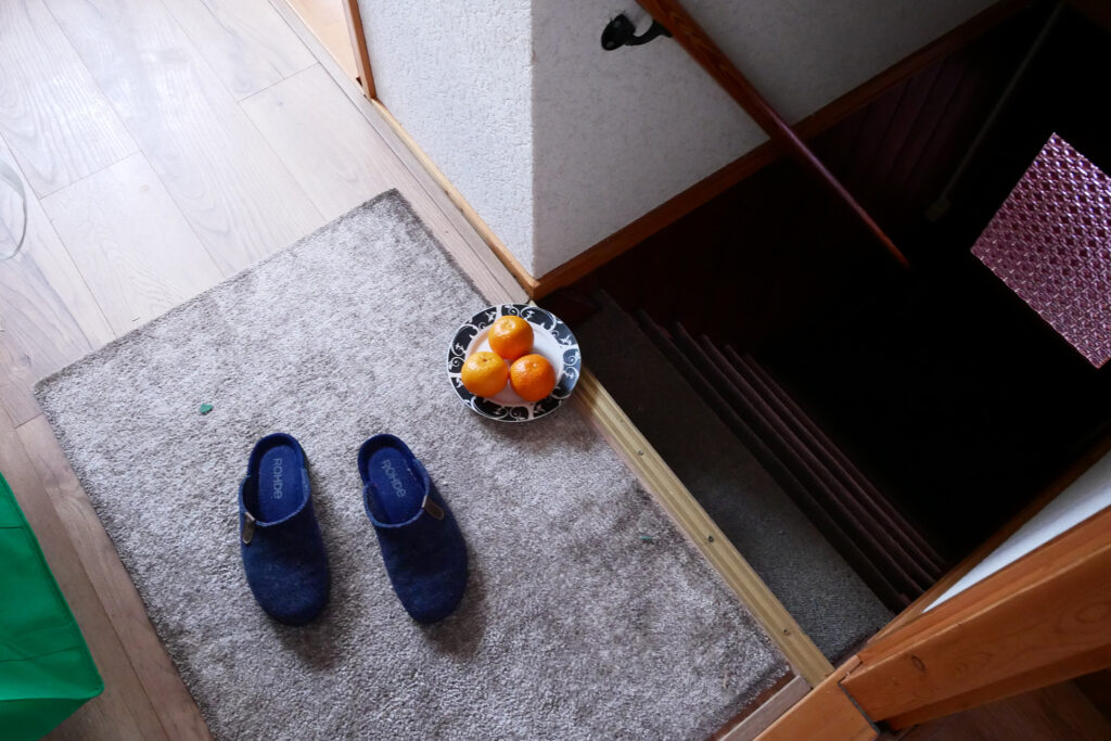 oranges on the floor from dutch landlord
