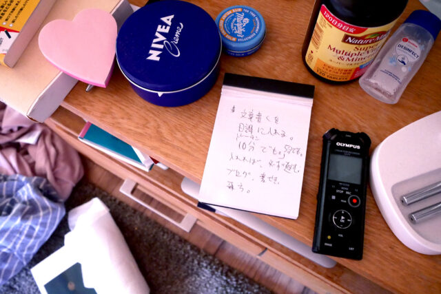 nivea suppliment heart shaped memo and japanese memo on the wooden side board