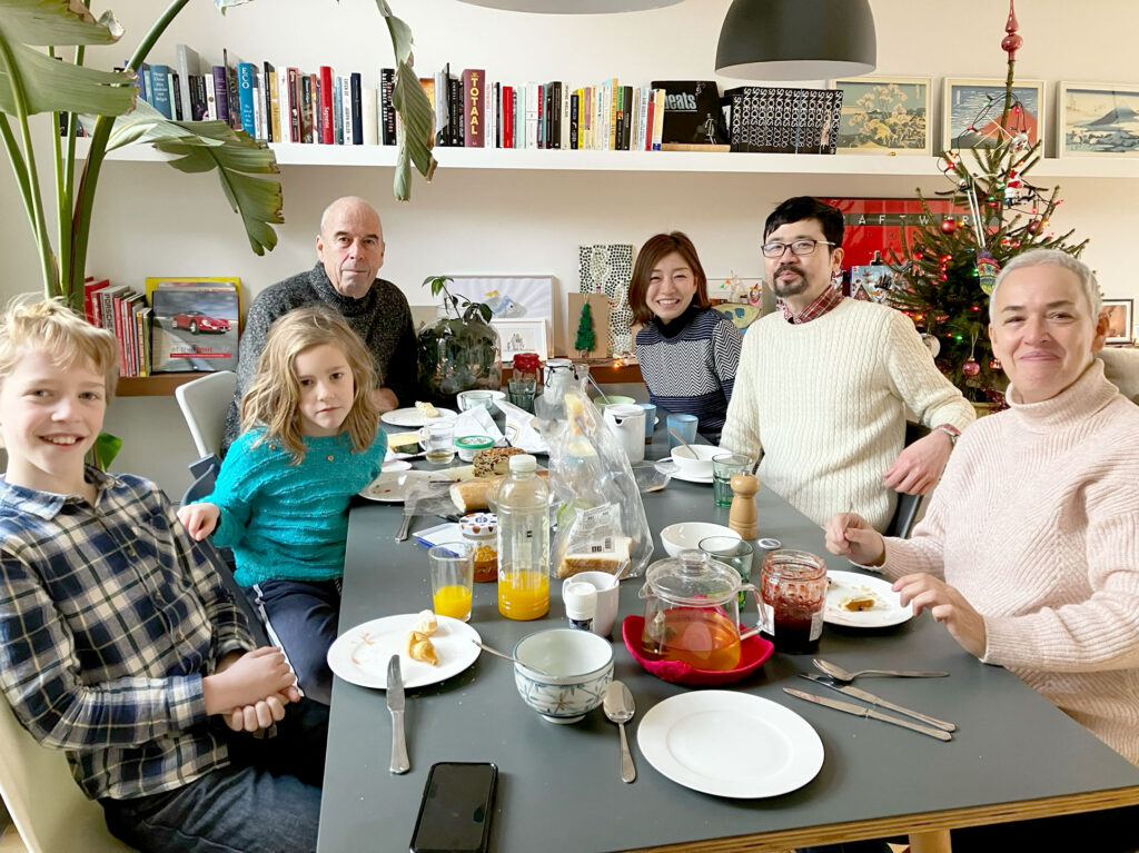 familiy photo at dutch familys house in Utrecht