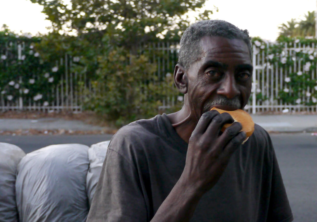 ロサンゼルスのホームレスと一つのハンバーガーを一口ずつ食べる「ONE BITE CHALLENGE」シリーズの制作風景