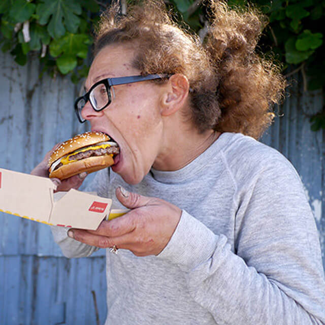 ONE BITE CHALLENGEのための写真素材撮影風景、ホームレスと一緒にハンバーガーを食べる