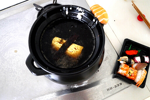 寿司とコーラ、コーンスープとグミなど、ゲテモノ的に食材を組み合わせることにより人種間の軋轢・衝突を表現した人種のるつぼシリーズの写真素材撮影