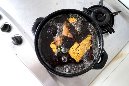 寿司とコーラ、コーンスープとグミなど、ゲテモノ的に食材を組み合わせることにより人種間の軋轢・衝突を表現した人種のるつぼシリーズの写真素材撮影