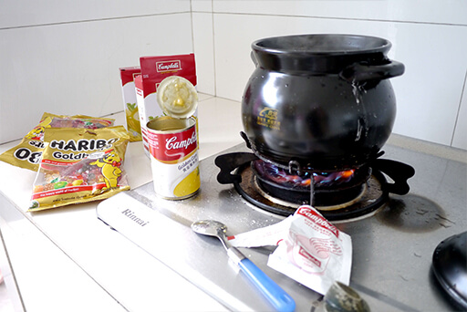 寿司とコーラ、コーンスープとグミなど、ゲテモノ的に食材を組み合わせることにより人種間の軋轢・衝突を表現した人種のるつぼシリーズの写真素材撮影