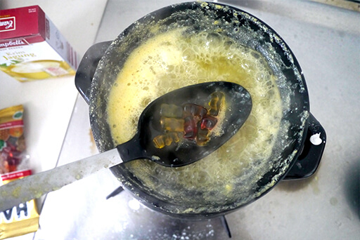 寿司とコーラ、コーンスープとグミなど、ゲテモノ的に食材を組み合わせることにより人種間の軋轢・衝突を表現した人種のるつぼシリーズの写真素材撮影