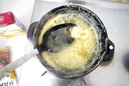 寿司とコーラ、コーンスープとグミなど、ゲテモノ的に食材を組み合わせることにより人種間の軋轢・衝突を表現した人種のるつぼシリーズの写真素材撮影