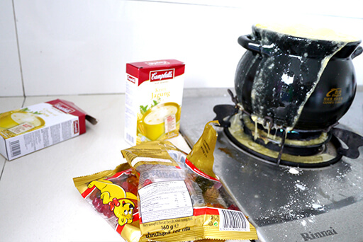 寿司とコーラ、コーンスープとグミなど、ゲテモノ的に食材を組み合わせることにより人種間の軋轢・衝突を表現した人種のるつぼシリーズの写真素材撮影