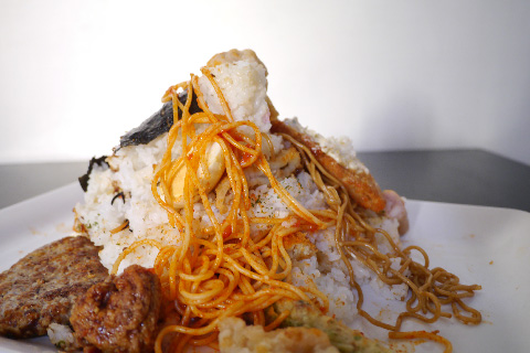 コンビニ弁当の山の写真素材撮影