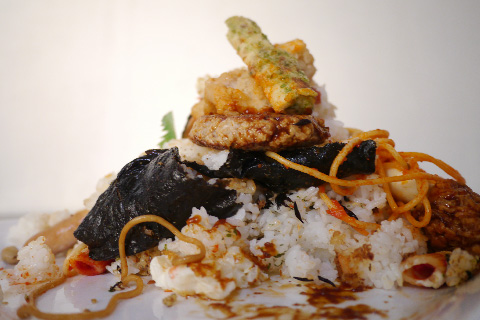 コンビニ弁当の山の写真素材撮影