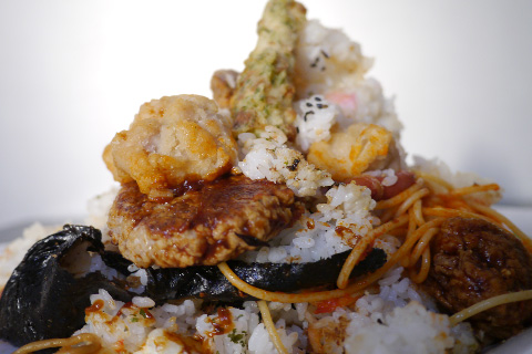 コンビニ弁当の山の写真素材撮影