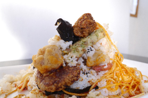 コンビニ弁当の山の写真素材撮影