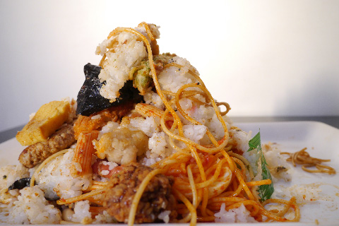 コンビニ弁当の山の写真素材撮影