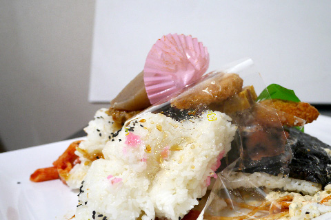 コンビニ弁当の山の写真素材撮影