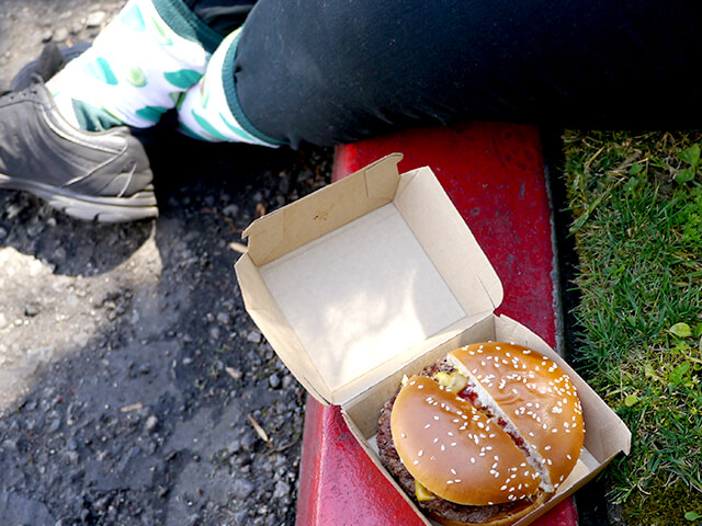 ONE BITE CHALLENGE AFTER CORONAVIRUS (COVID-19)の写真素材撮影、ホームレスの人々