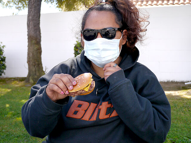 ONE BITE CHALLENGE AFTER CORONAVIRUS (COVID-19)の写真素材撮影、ホームレスの人々