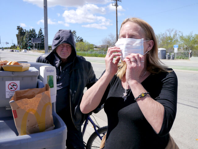 ONE BITE CHALLENGE AFTER CORONAVIRUS (COVID-19)の写真素材撮影、ホームレスの人々