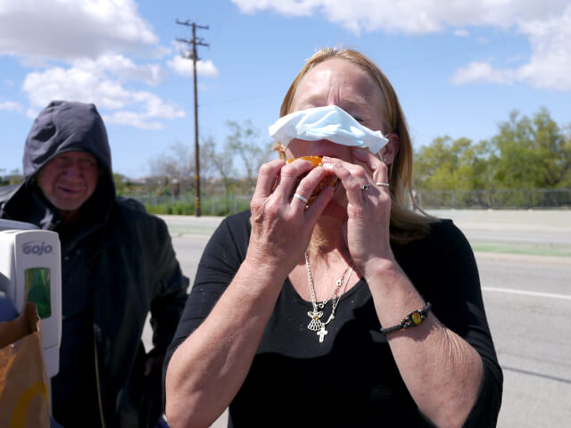 ONE BITE CHALLENGE AFTER CORONAVIRUS (COVID-19)の写真素材撮影、ホームレスの人々