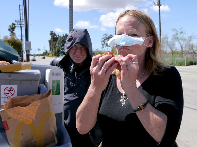 ONE BITE CHALLENGE AFTER CORONAVIRUS (COVID-19)の写真素材撮影、ホームレスの人々