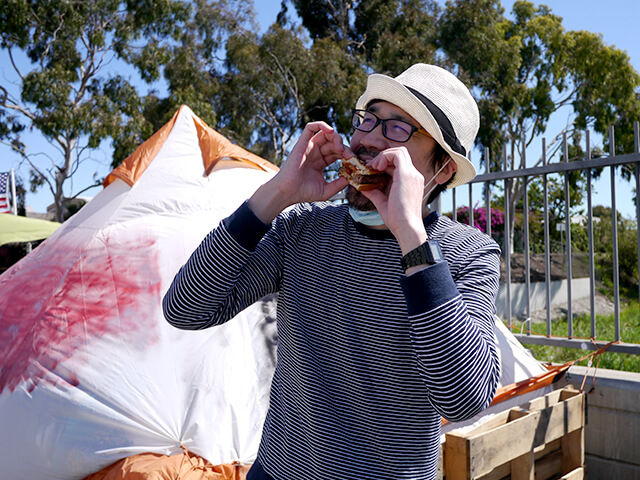 ONE BITE CHALLENGE AFTER CORONAVIRUS (COVID-19)の写真素材撮影、ホームレスの人々