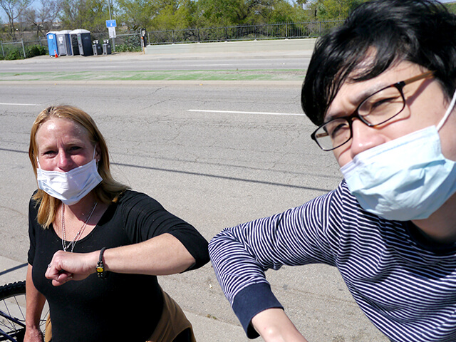 ONE BITE CHALLENGE AFTER CORONAVIRUS (COVID-19)の写真素材撮影、ホームレスの人々