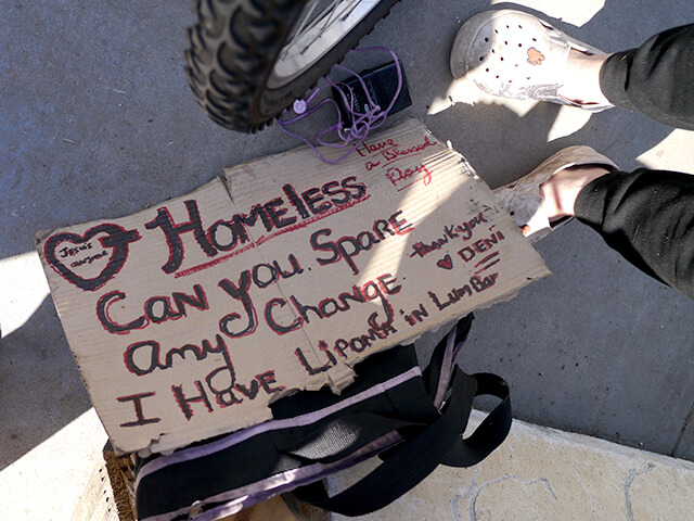 ONE BITE CHALLENGE AFTER CORONAVIRUS (COVID-19)の写真素材撮影、ホームレスの人々