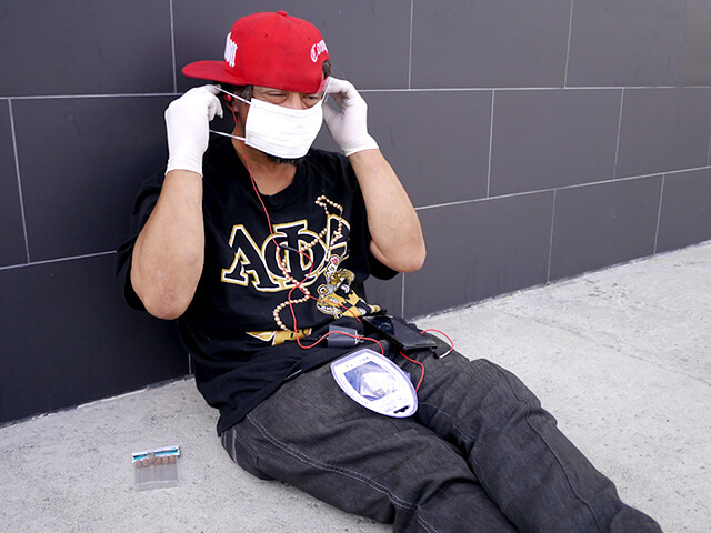 ONE BITE CHALLENGE AFTER CORONAVIRUS (COVID-19)の写真素材撮影、ホームレスの人々