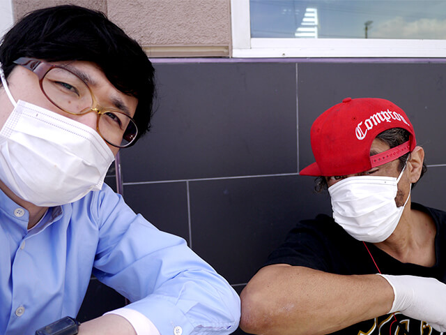 ONE BITE CHALLENGE AFTER CORONAVIRUS (COVID-19)の写真素材撮影、ホームレスの人々