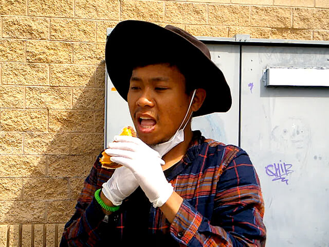 ONE BITE CHALLENGE AFTER CORONAVIRUS (COVID-19)の写真素材撮影、ホームレスの人々