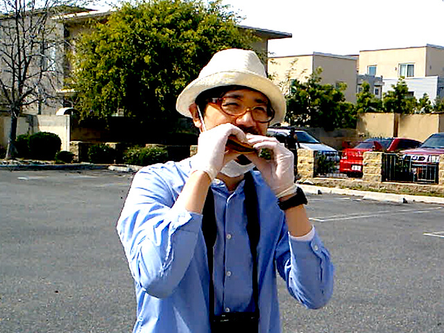 ONE BITE CHALLENGE AFTER CORONAVIRUS (COVID-19)の写真素材撮影、ホームレスの人々