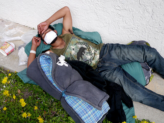 ONE BITE CHALLENGE AFTER CORONAVIRUS (COVID-19)の写真素材撮影、ホームレスの人々