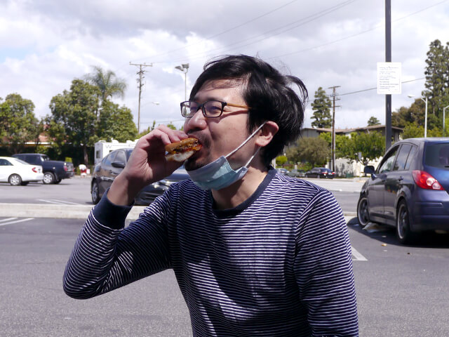 ONE BITE CHALLENGE AFTER CORONAVIRUS (COVID-19)の写真素材撮影、ホームレスの人々