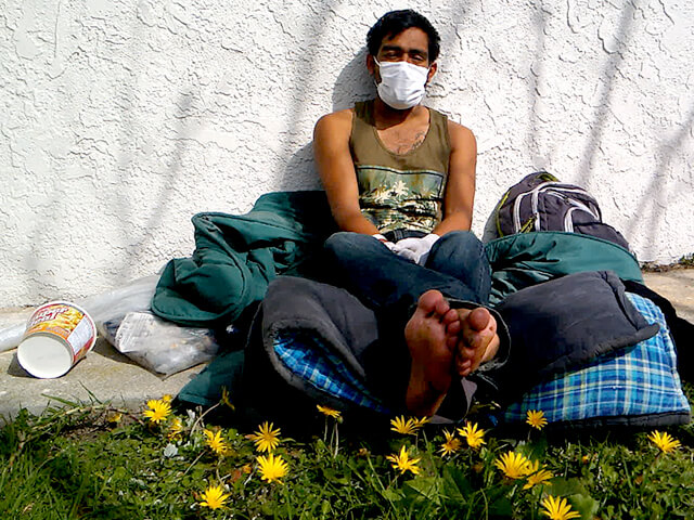 ONE BITE CHALLENGE AFTER CORONAVIRUS (COVID-19)の写真素材撮影、ホームレスの人々