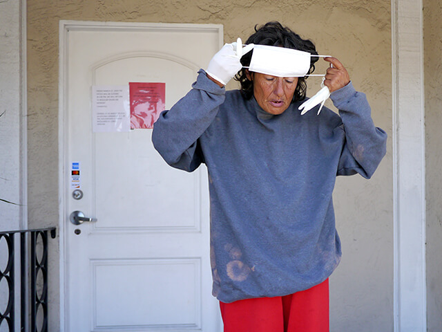 ONE BITE CHALLENGE AFTER CORONAVIRUS (COVID-19)の写真素材撮影、ホームレスの人々