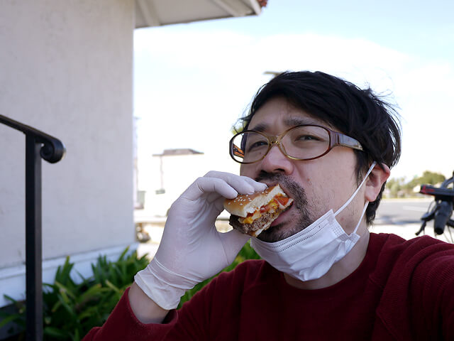 ONE BITE CHALLENGE AFTER CORONAVIRUS (COVID-19)の写真素材撮影、ホームレスの人々
